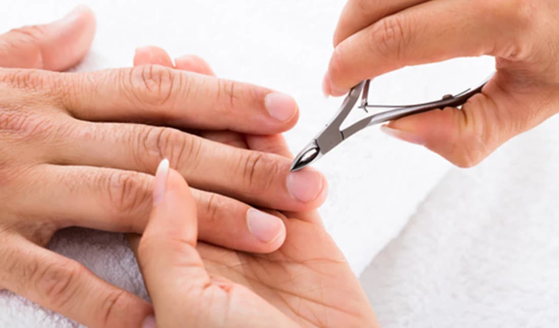 manicurist-cutting